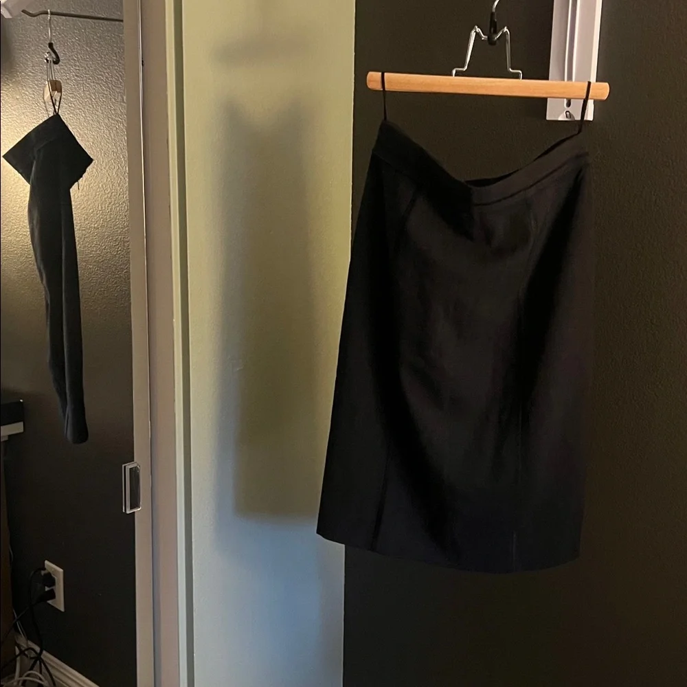 ๐ 1 hour sale. Dolce & Gabbana, EU 40 US 4, Classic Black Pencil Skirt - Picture 3 of 16